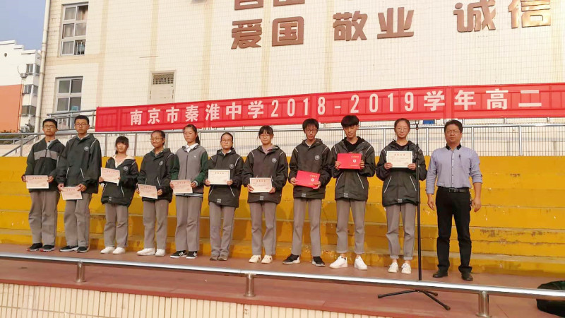 许校长给月考年级前十名同学颁奖_副本.jpg