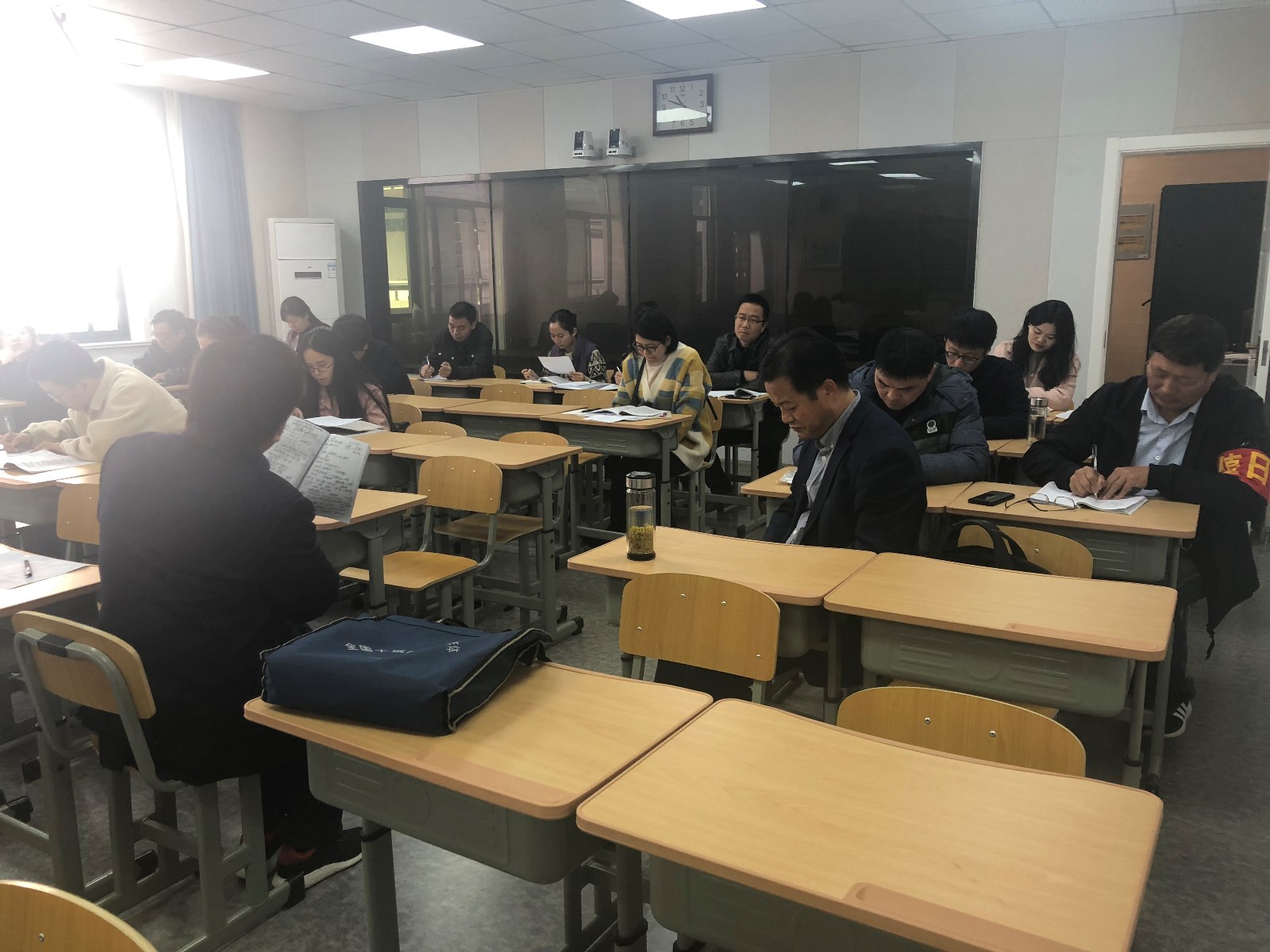 黄大鹏听课备课组老师.jpg