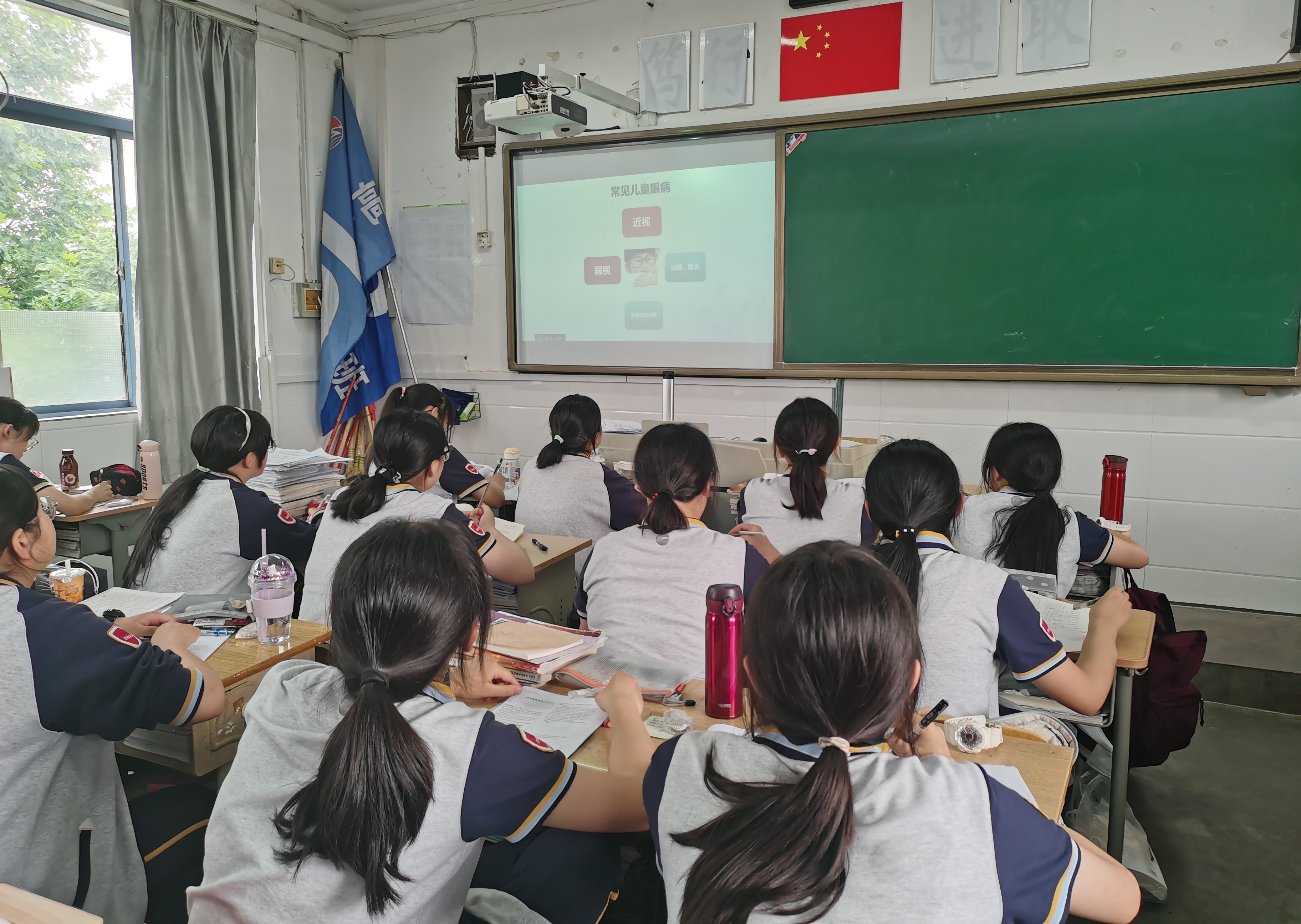 南京市秦淮中学班级班会播放PPT照片5.jpg