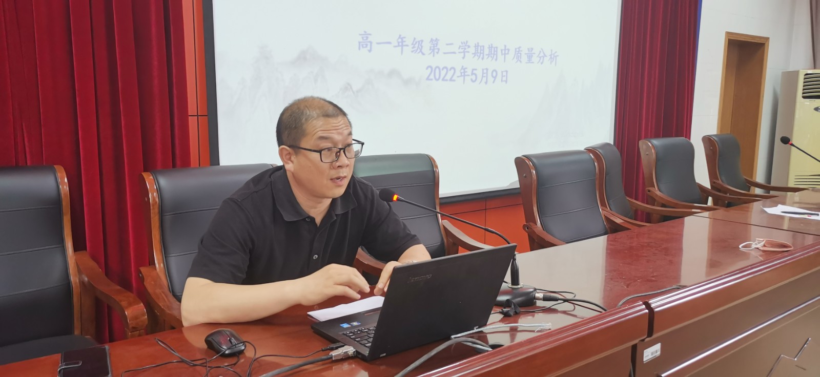高一期中质量分析会照片2.jpg
